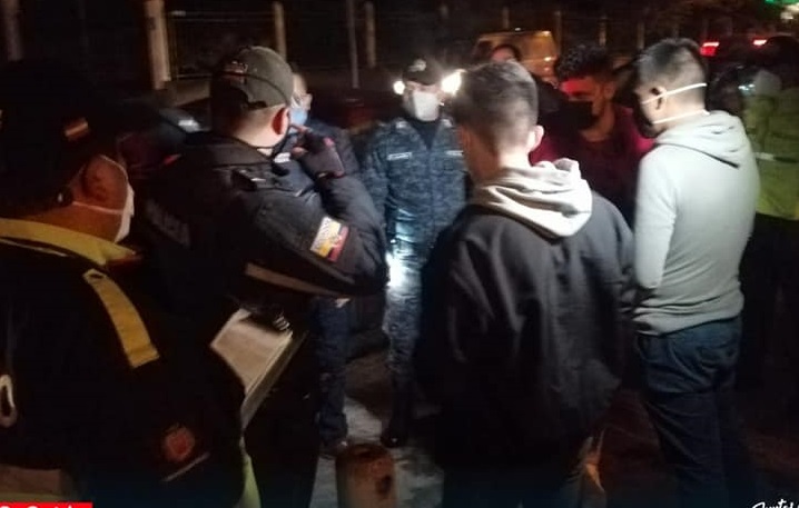 Entre los incumplimientos constan el mal uso de las mascarillas, participar de reuniones y el distanciamiento.