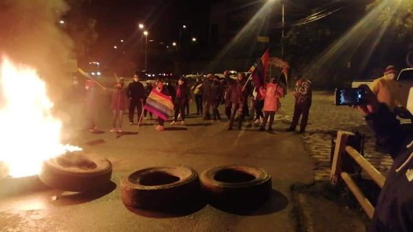 Hubo un cierre de la carretera en el sector de Tarqui. Lo hicieron simpatizantes de Yaku Pérez.