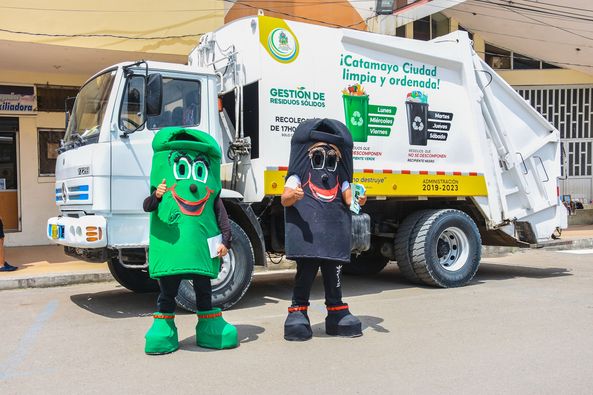 La comunidad debe contar con dos tachos de color verde y negro.