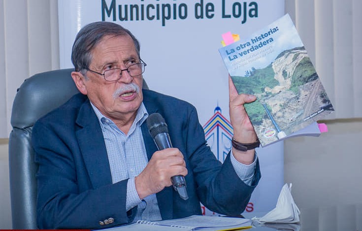 El alcalde de Loja, Jorge Bailón Abad, muestra el libro que escribió en años pasados y donde se habla de los daños del plan maestro de agua potable.