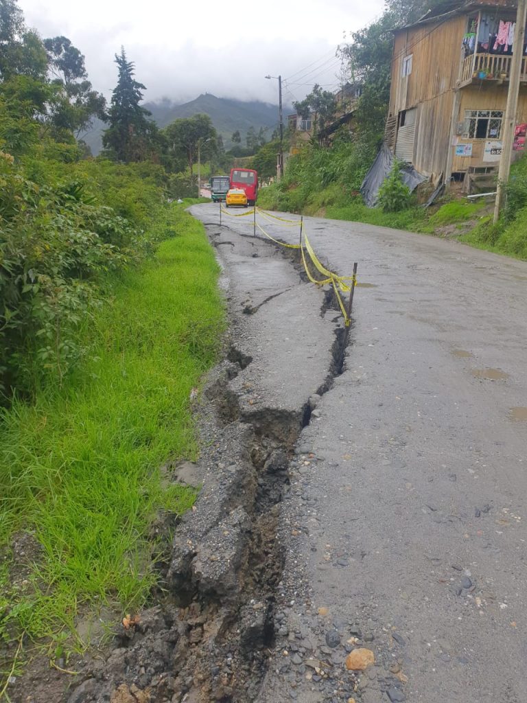 Los daños limitan la circulación vehicular.