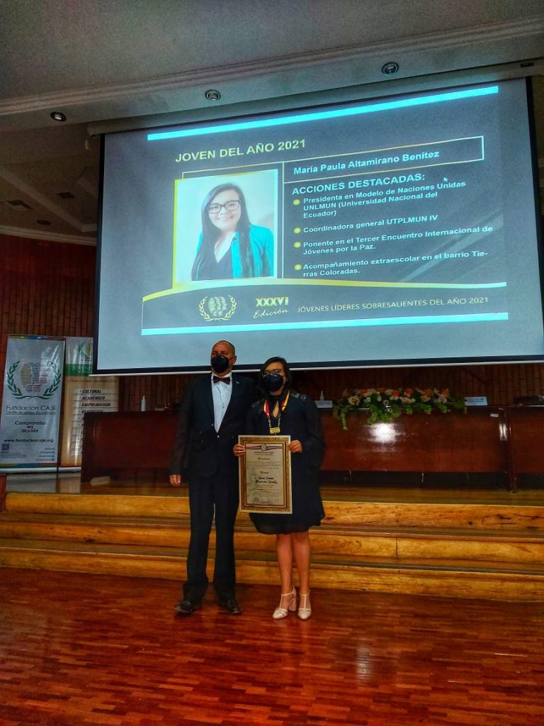 María Paula Altamirano recibió la condecoración como joven del año de manos de José Luis Ojeda, director de la Fundación Caje.