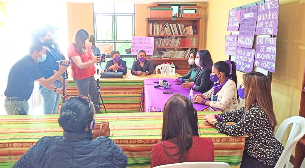 La organización 'Acción Feminista por la Paz' realiza un acompañamiento a la supuesta víctima.