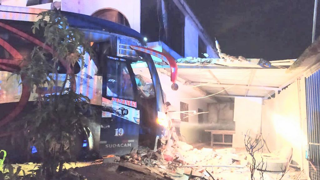 Los ‘casacas rojas’ con las herramientas de extricación rescataron al conductor.