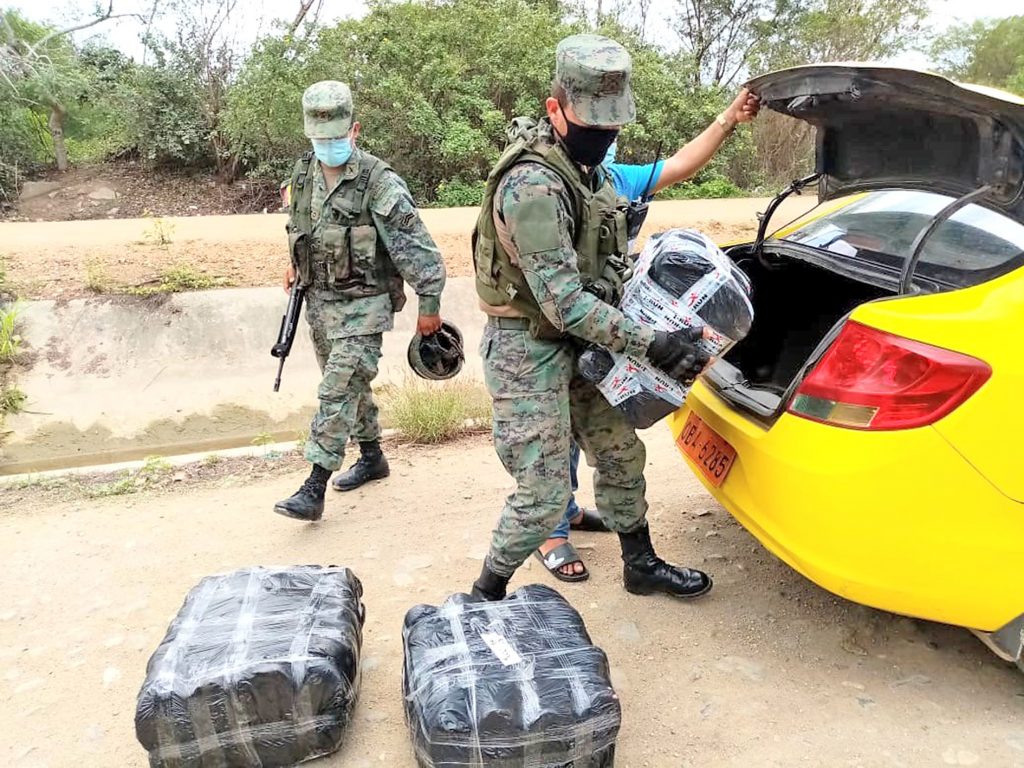 Los bultos que contenían los zapatos.