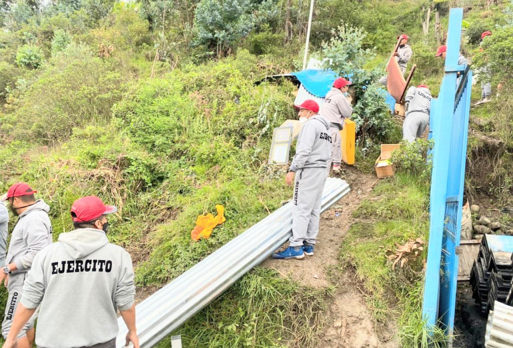 Los uniformados se han unido para ayudar a los perjudicados.