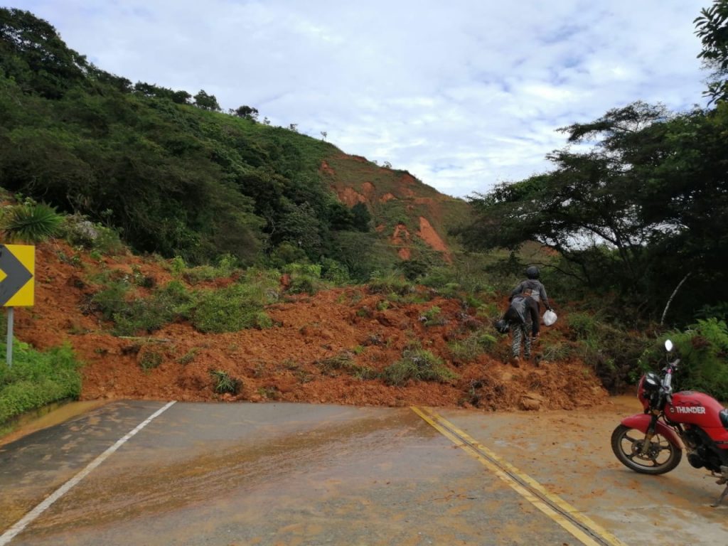 En Chaguarpamba, la vía que conduce a la Costa fue obstaculizada por tierra y arbustos.