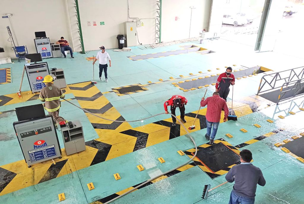 Los bomberos y funcionarios realizaron la limpieza.