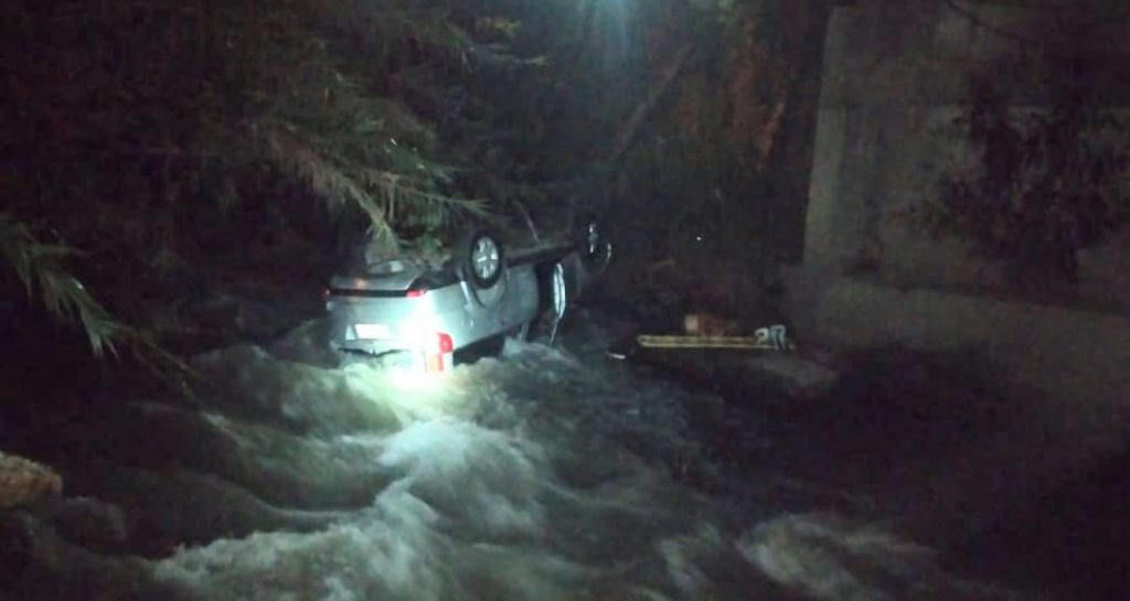 El automóvil se precipitó al río del sector.