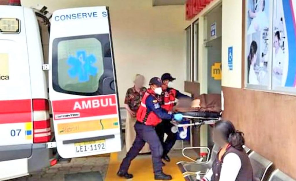 El extranjero fue llevado a una casa de salud.