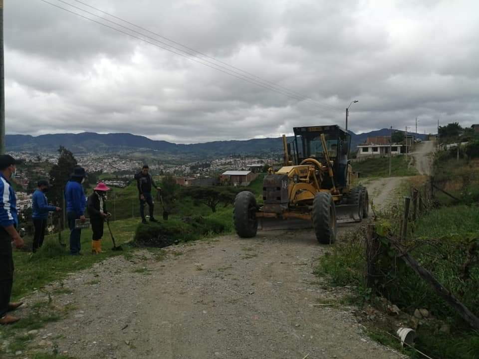 El Municipio y la comunidad, por medio de mingas, realizan labores en el barrio La Libertad.