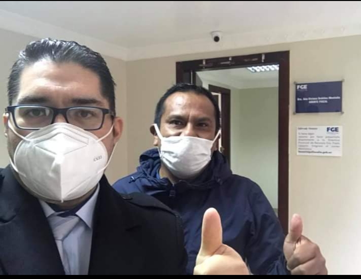 El abogado defensor Bladimir Stewart Betancourth Granillo y el exfuncionario municipal, Patricio Zhapa, ayer, a la salida de la Fiscalía.