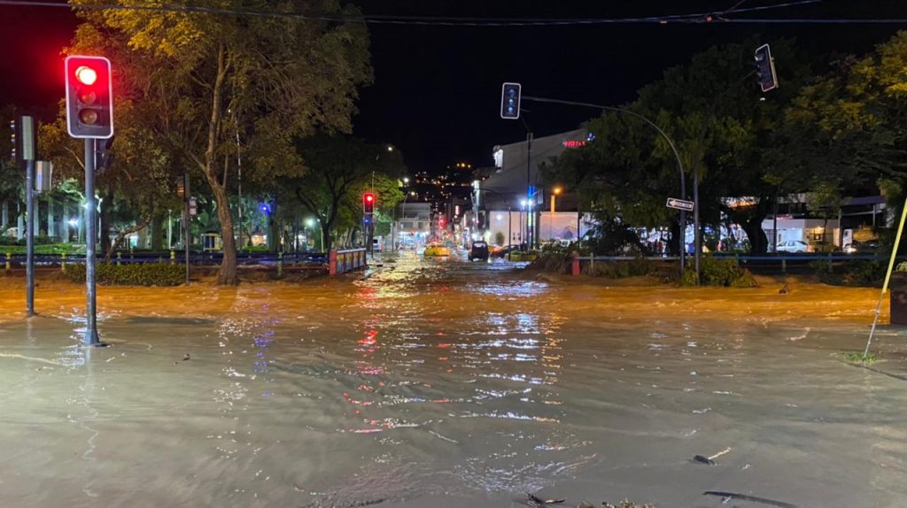 El centro de la ciudad fue afectado por el desbordamiento del río Malacatos, el sábado en la noche.
