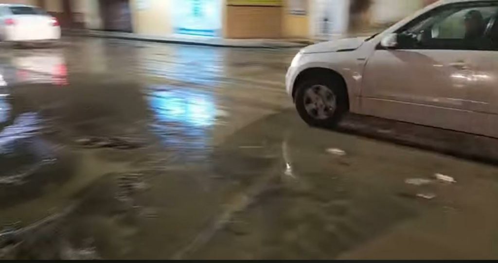 La avenida Universitaria quedó con sedimento y basura la noche del sábado, luego de la crecentada del río Malacatos.