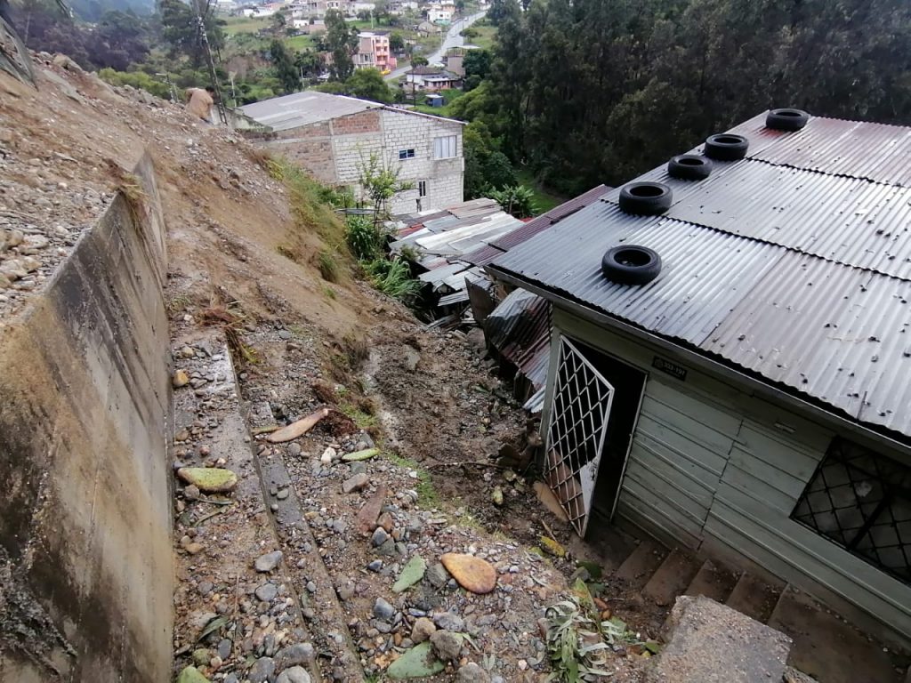 Personal del Municipio apoyó con la limpieza, pero el material no ha dejado de desprenderse.