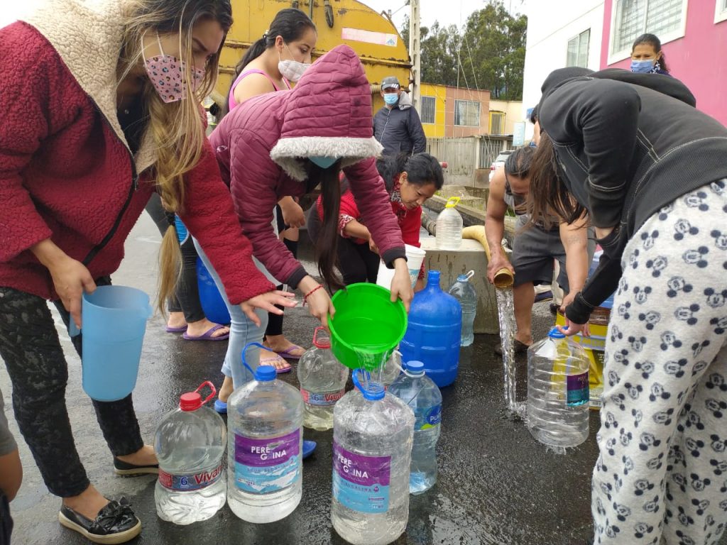 Los ciudadanos usan todo tipo de recipientes para conseguir la mayor cantidad de agua para sus hogares.