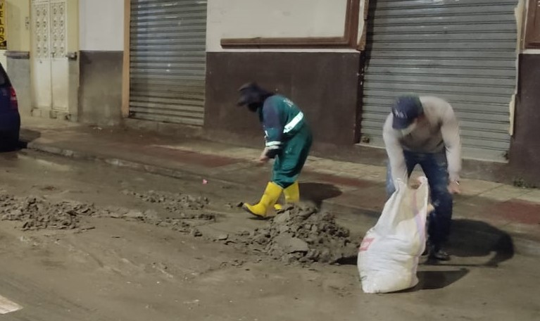 Los obreros vienen laborando día y noche para dejar limpia la ciudad.