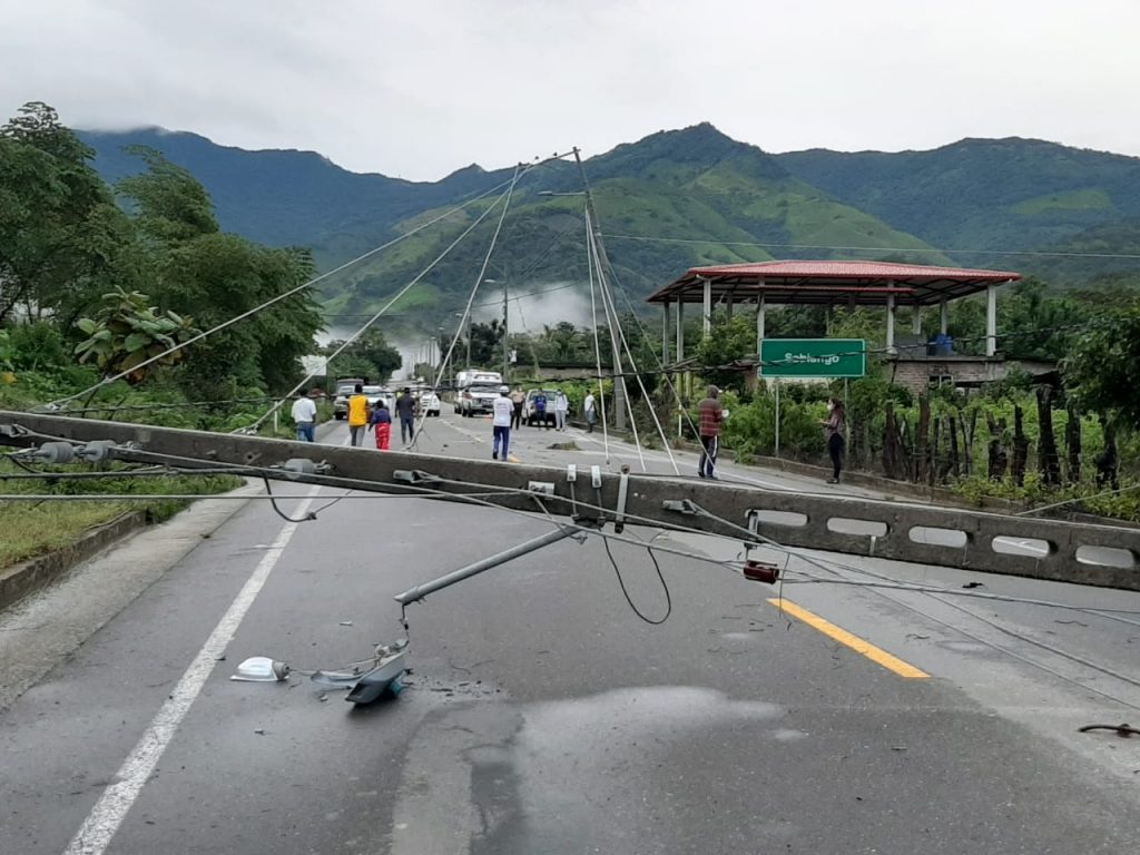 Un poste de alumbrado eléctrico se cayó en la parroquia Sabiango.