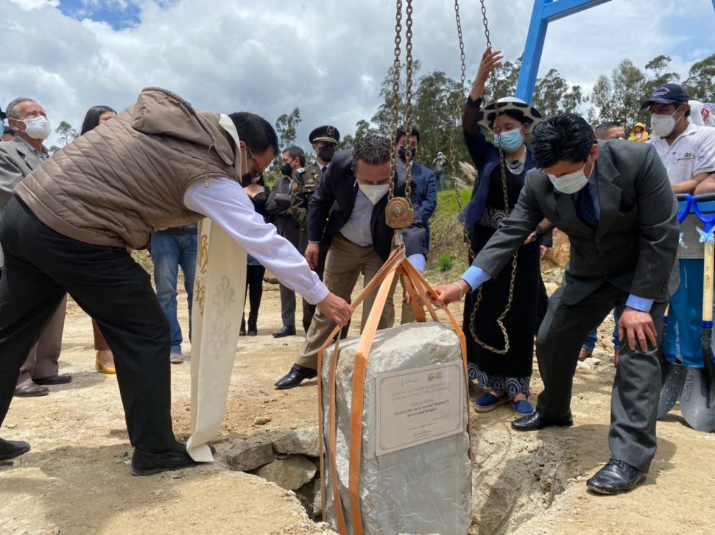 Se cumplió el acto de colocación de la primera piedra en la obra.