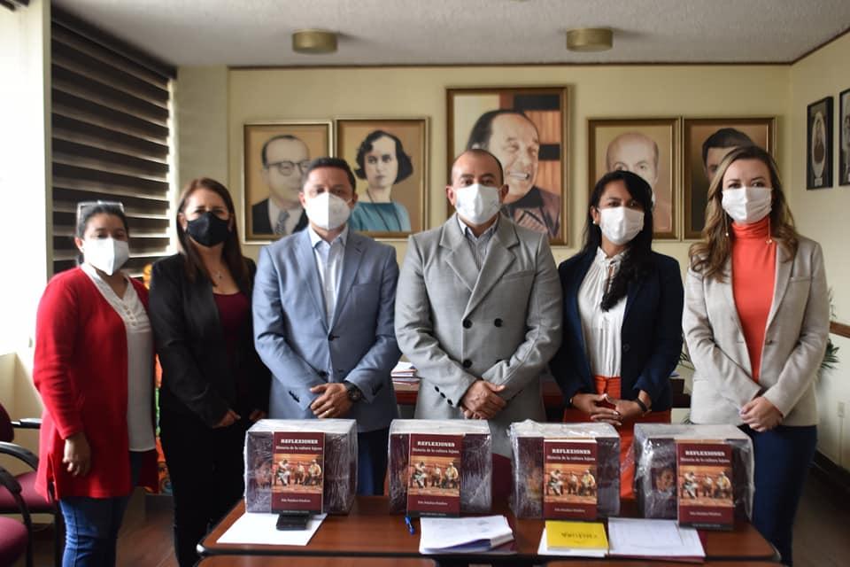 Los invitados recibieron la colección de libros ‘Cultura y Libertad’ del escritor Benjamín Carrión.