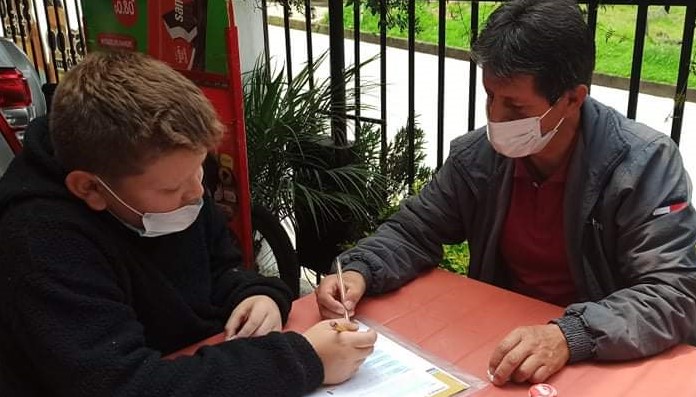 Trabaja sin horario y lo hace para que sus discípulos afiancen los conocimientos. (Fotografía cortesía Saravisión)