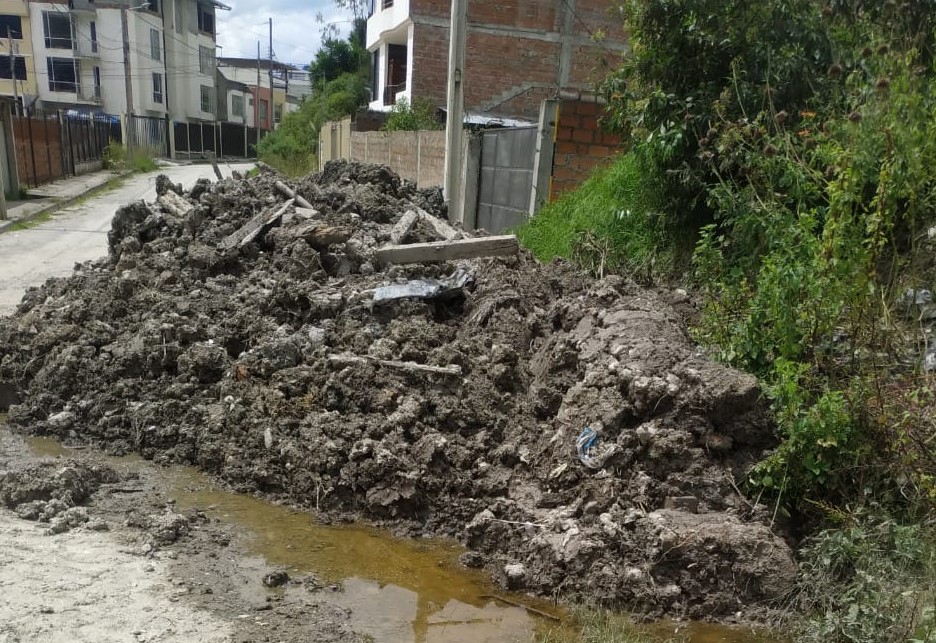 El material fue dejado allí por una habitante, tras desalojarlo de su residencia.