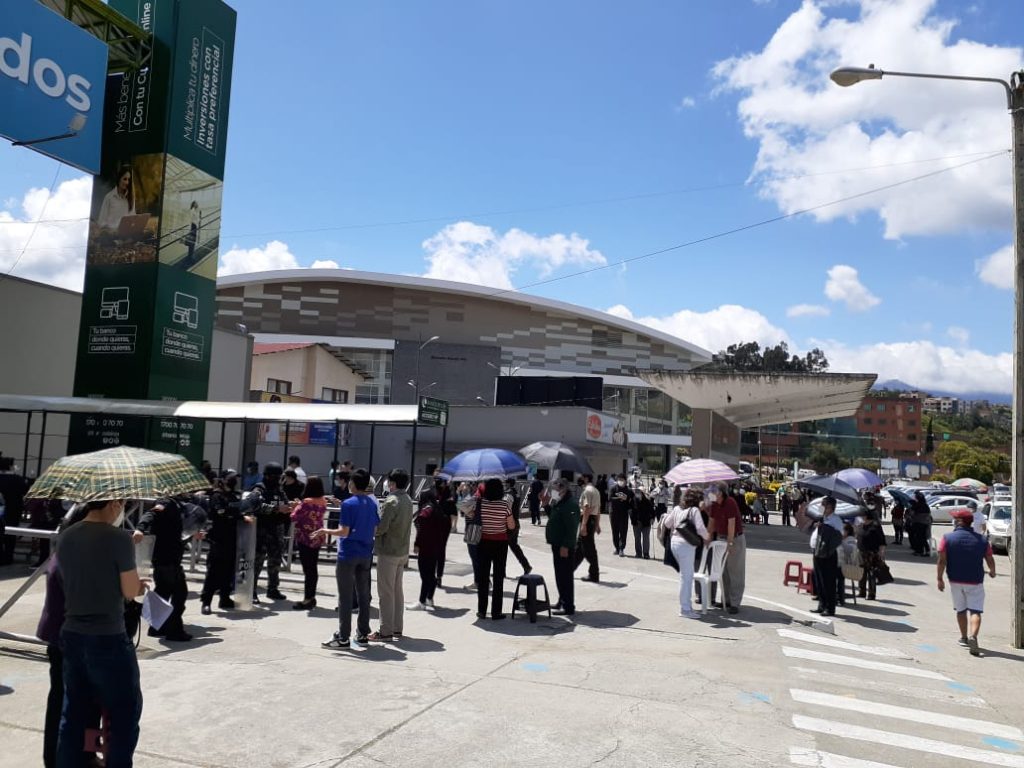 El complejo ferial ‘Simón Bolívar’ es uno de los sitios donde se aplica la vacuna a los adultos mayores.