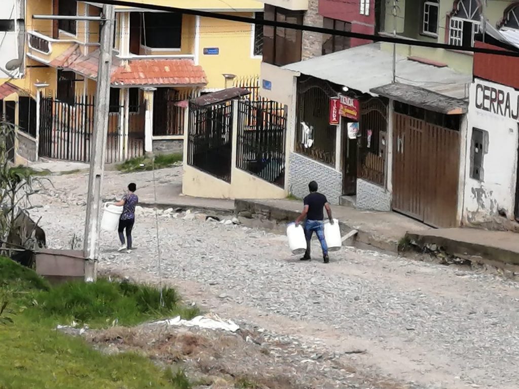 El agua es esquiva en los barrios de la parte alta.