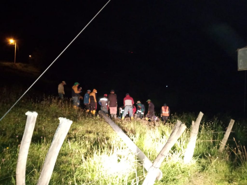 En las noches, con la guía de linternas, los obreros buscaban nuevos daños en Curitroje.