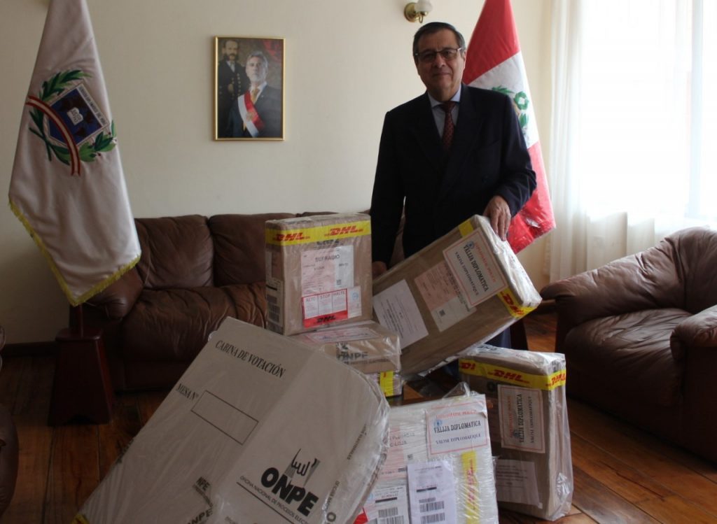 El cónsul peruano, Luis Armando Monteagudo, manifiesta que el material se encuentra debidamente sellado.