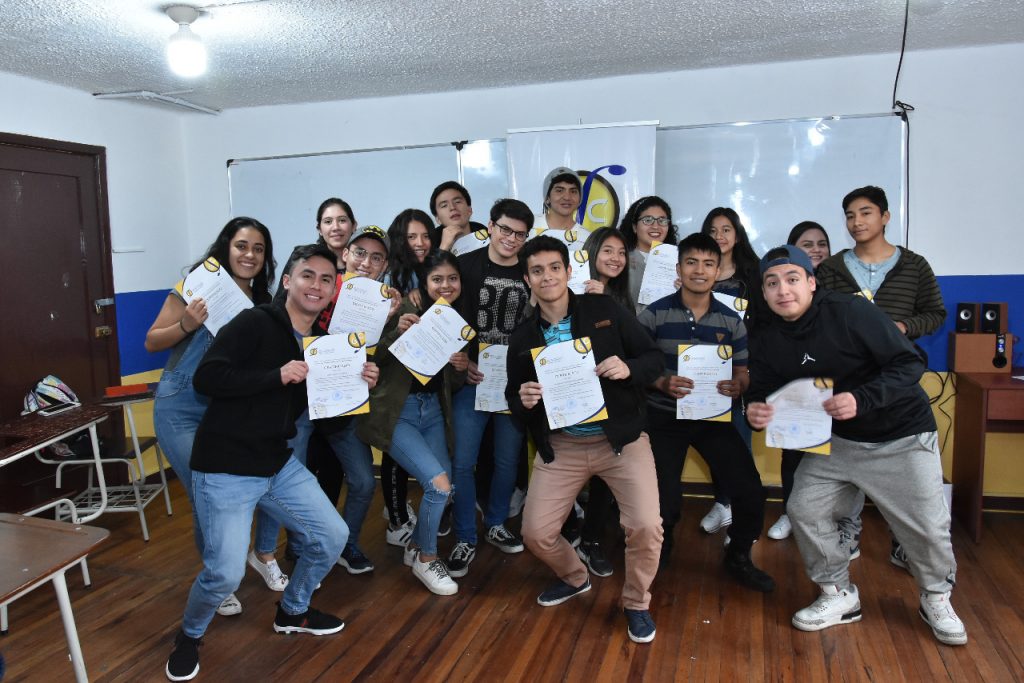 Algunos estudiantes aprovechan para capacitarse en academias particulares.