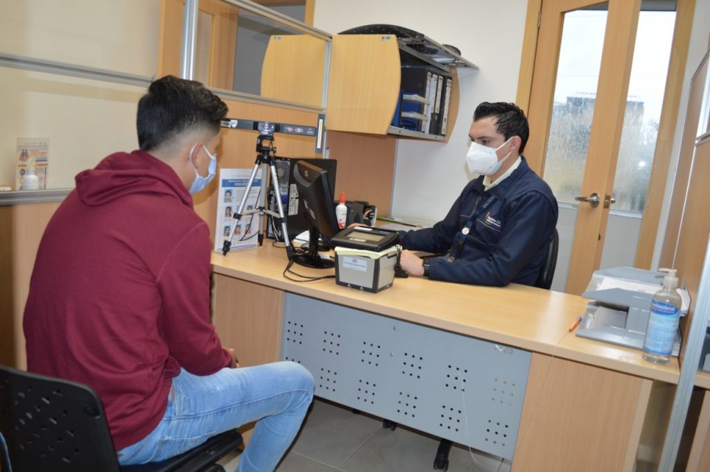 La cédula electrónica tiene más información del ciudadano.