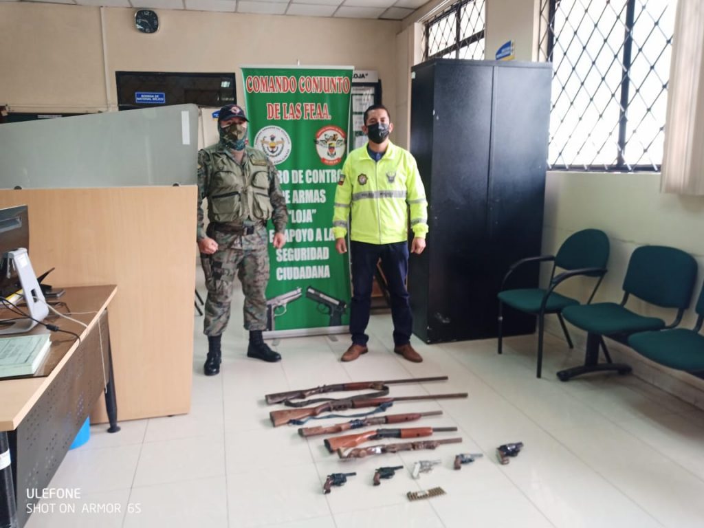 Las armas de fuego fueron incautadas durante los operativos policiales.