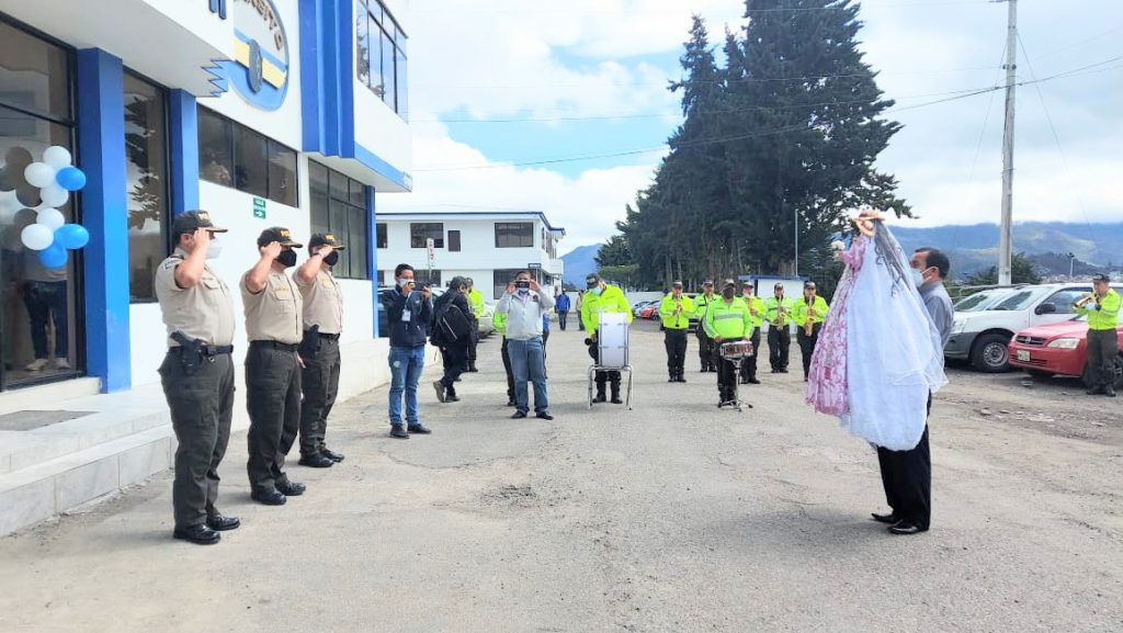 Con honores la Sagrada Imagen fue recibida por los policías.