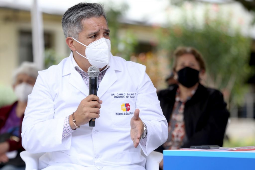 El ministro de Salud, Camilo Salinas Ochoa, dio el anuncio de la presencia de la variante brasileña en Ecuador.