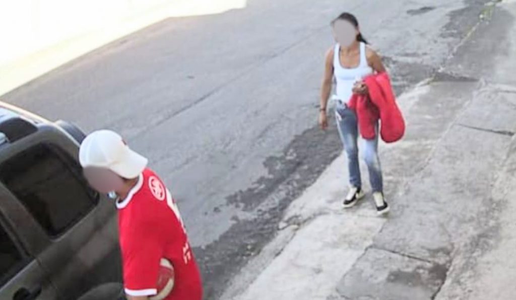 La fechoría cometida fue captada por una videocámara de seguridad.