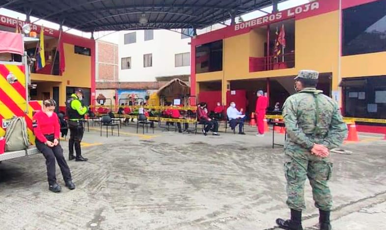 En las instalaciones de la estación norte se vacunó a los bomberos.