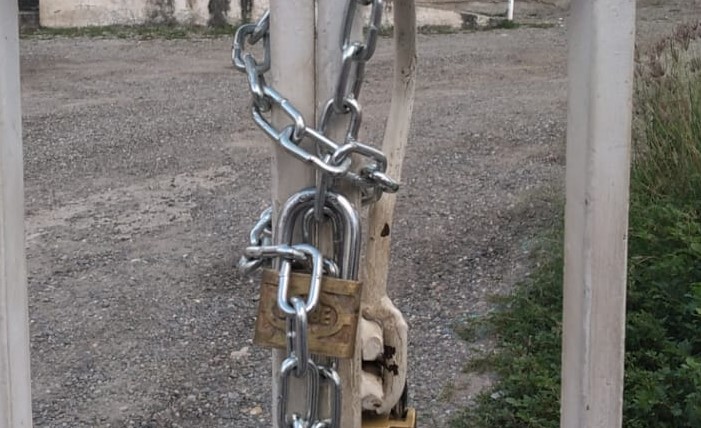 Gruesas cadenas fueron colocadas en la puerta de acceso a la entidad pública. (Fotografía cortesía Eduardo Valdiviezo)