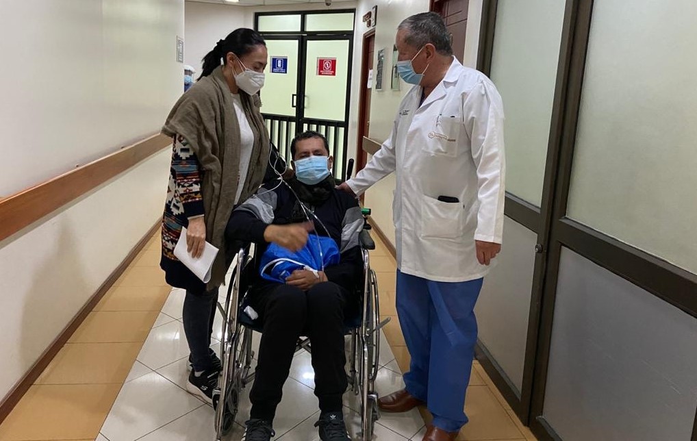 El personero municipal, a su salida, ayer, de la Unidad de Cuidados Intensivos.