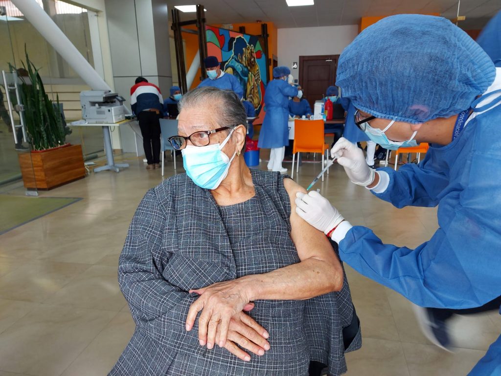 En las instalaciones de la UTPL se cumplió la jornada de vacunación este lunes 5 de abril.