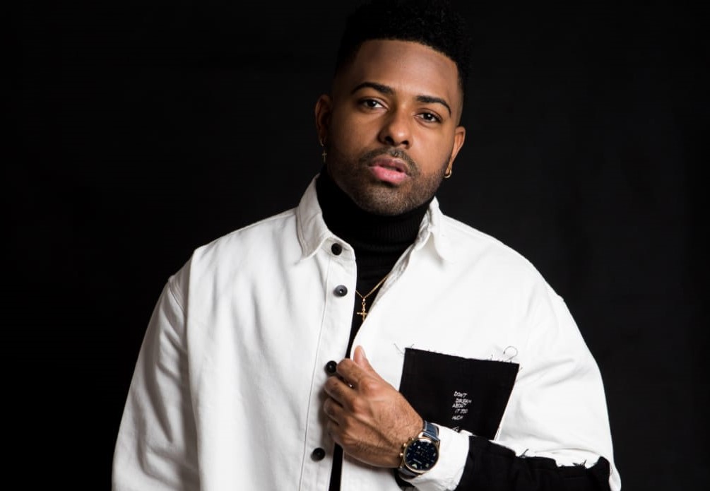 Chriss Oz actualmente está radicado en Italia.