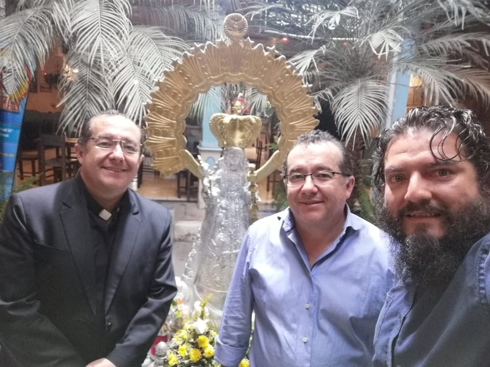 El padre Jimmy Arias (+), su hermano Alexis, y el artista Miguel Andrés Villavicencio, excompañeros del ‘Bernardo Valdivieso’, en una de las reuniones mantenidas.
