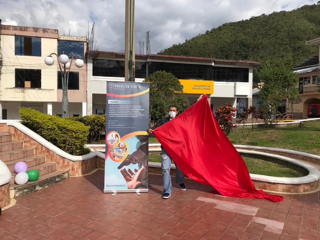 En el parque central de la ciudad de Zamora, la tarde de este martes 20 de abril, se colocaron banderas rojas para pedir a la ciudadanía que done insumos médicos para atender a pacientes con Covid-19.