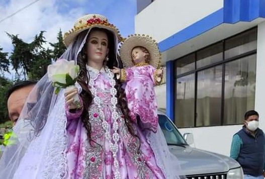 La Virgen lució un vestido fucsia.