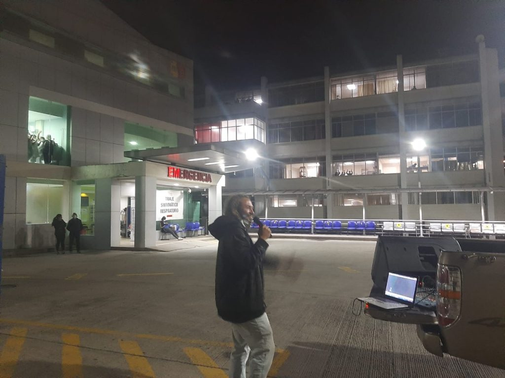 La voz del edil Santiago Erráez llegó hacia las instalaciones del Hospital Isidro Ayora.