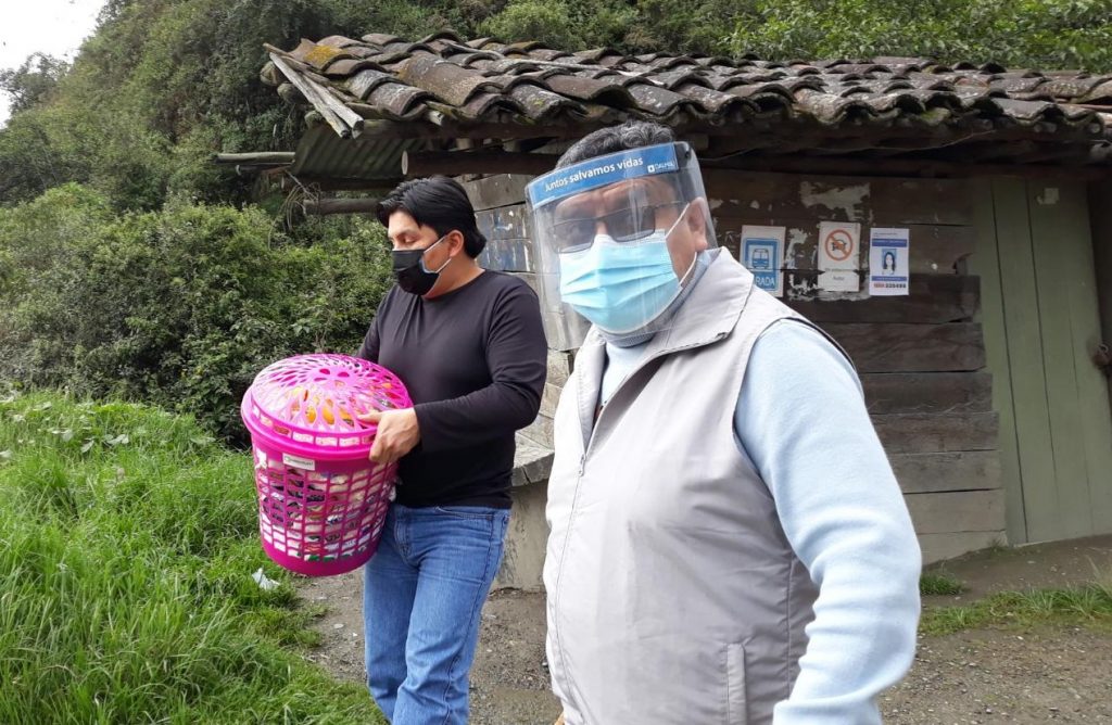 El padre Wilson Cango dirigió la entrega de las canastas.