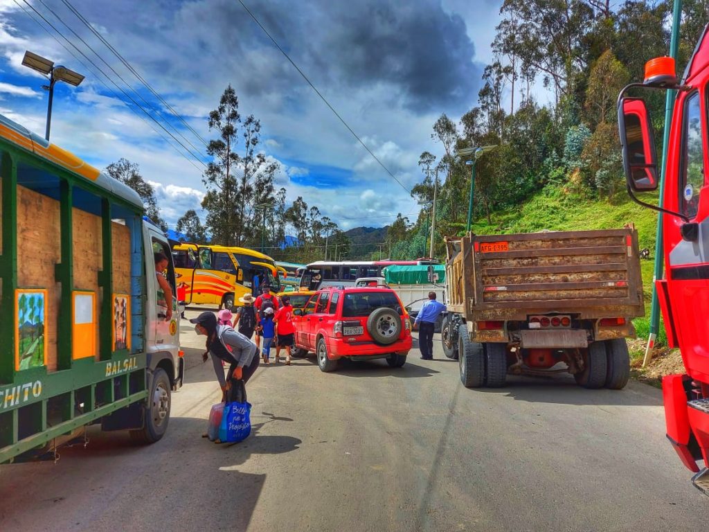 La vía Loja-Vilcabamba fue obstaculizada en el puente de Capulí.