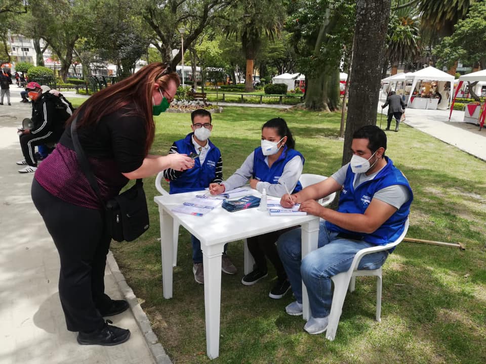 Quienes apoyan la candidatura de Guillermo Lasso, trabajan arduamente.