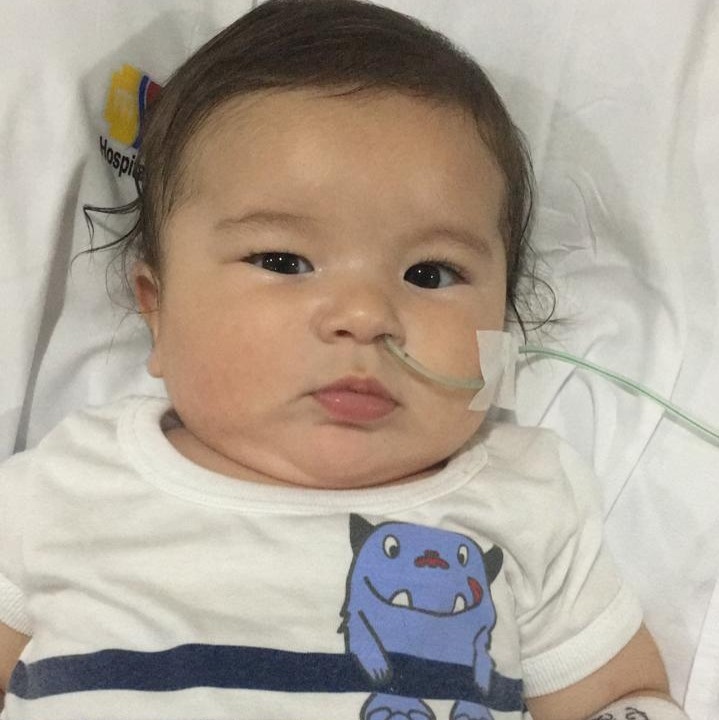 Derek y su familia apela a la sensibilidad de la comunidad para poder adquirir el medicamento.