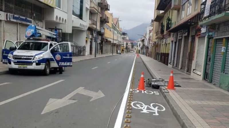 Aprovechan la no circulación vehicular y peatonal para realizar los trabajos.